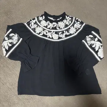 그레이스 콘티넨탈 자수 블라우스