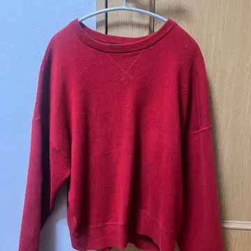 유니클로 C 맨투맨 빨간색