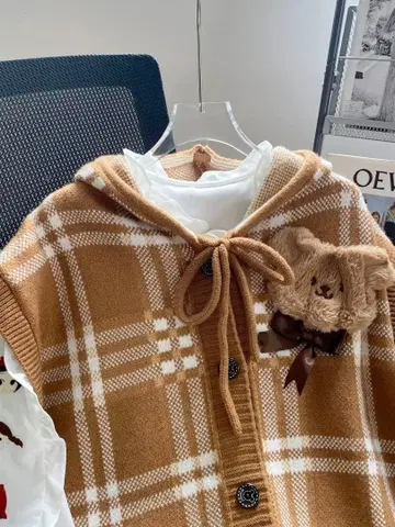 후드 부착 브라운 체크 슬리브리스 니트