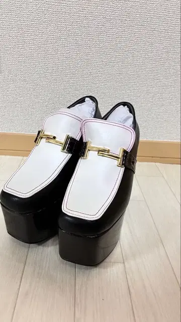 YOSUKE L 사이즈 플랫폼 신발 블랙과 화이트 골드 버클