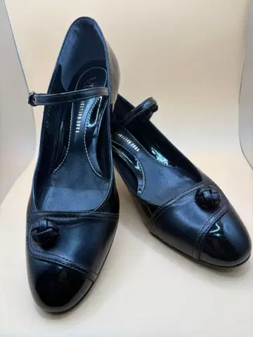 블랙 스트랩 펌프스 OTA