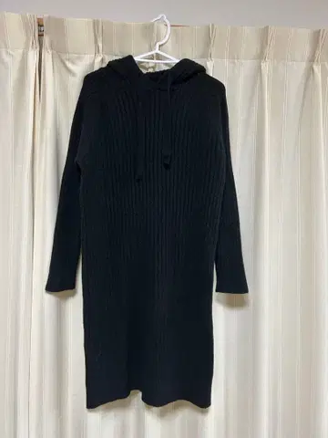 블랙 후드 부착 니트 원피스