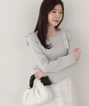 [새상품] 프로포션 바디 드레싱 숄더 리본 디테일 니트