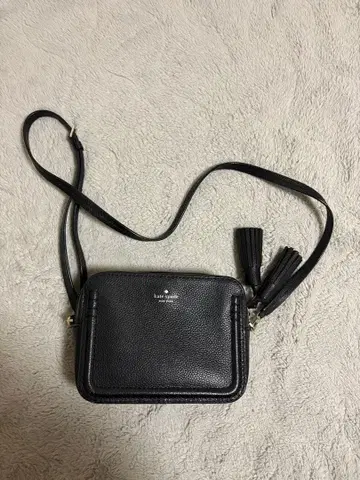 케이트 스페이드 블랙 가죽 숄더백 태슬 포함