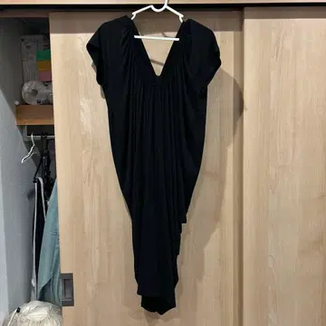 드레이프 디자인 반팔 롱 원피스 블랙