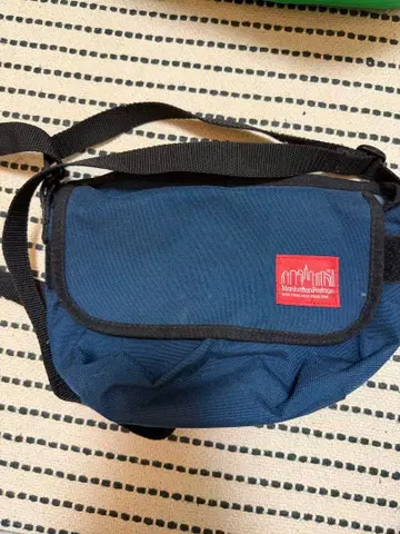 맨해튼 네이비 숄더백 내 포켓 부착