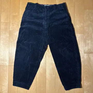 FREAK'S STORE 굵은 폭 코듀로이 블랙 테이퍼드 실루엣