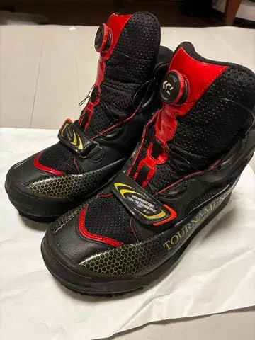 TOURNAMENT 스파이크 슈즈 블랙/레드/골드