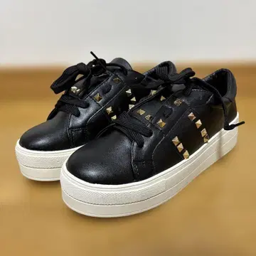 RODE SKO 스터드 블랙 스니커즈 새상품 미사용