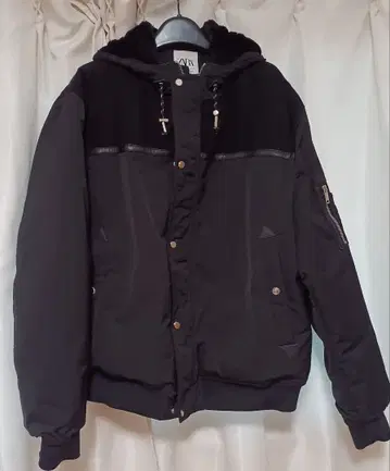 ZARA 블랙 봄버 자켓 후드 부착 다운