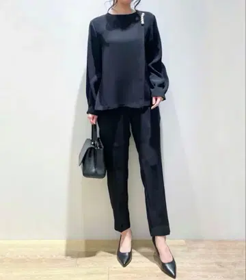 택 포함 새상품 가루다 더블 크로스 펄 디자인 블라우스 블랙 38