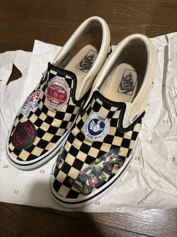 Vans V98CLA 슬립온 블랙과 베이지