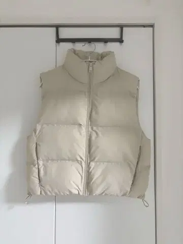 ZARA 미사용 새상품급 베이지 다운 베스트 지퍼 포함