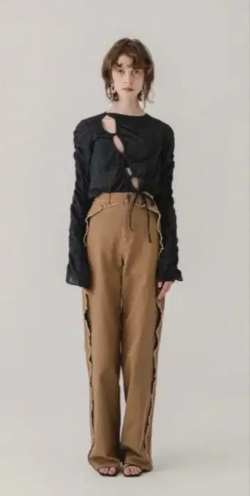 [ 새상품 ] RUFFLE DETAIL DENIM PANTS 브라운