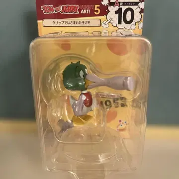 클립으로 집힌 아기 오리 톰과 제리 피규어