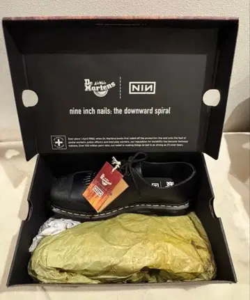나인 인치 네일즈 x 닥터마틴 1461