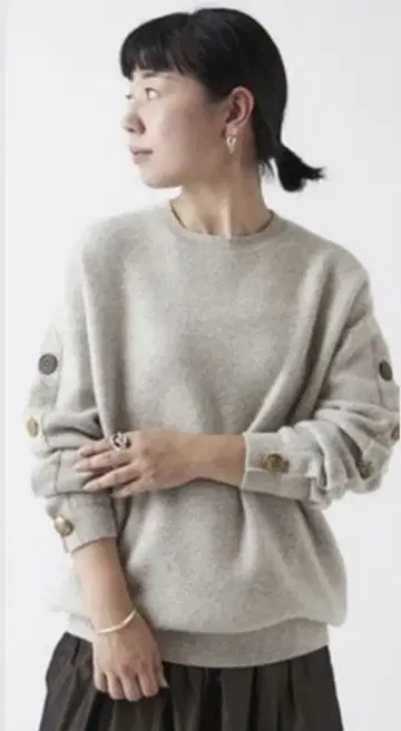 비어즐리 랜덤 버튼 니트