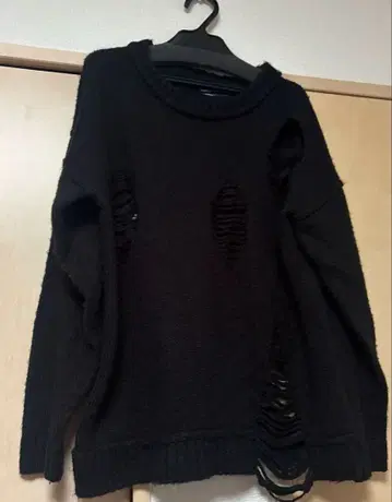 추천 WORLD WIDE LOVE! 남성용 데미지 가공 블랙 니트