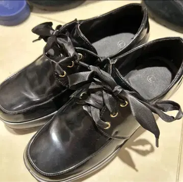 리본 포함 블랙 로퍼 통굽 신발