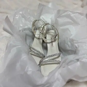 DIANA 아이보리 스무스 크리스탈 샌들