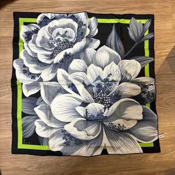 WOO CZ 야막 블랙 컬러 꽃무늬 스카프