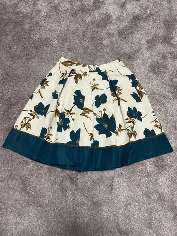 엠즈 그레이시 꽃무늬 플레어 스커트 사이즈 38