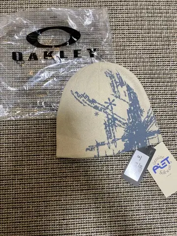 Oakley 베이지 니트 모자 그래픽 프린트