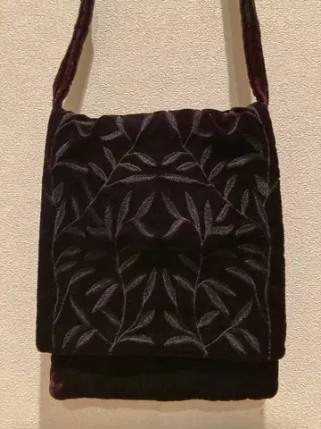 새상품급 블랙 벨로아 리프 무늬 자수 숄더백 시노와즈리