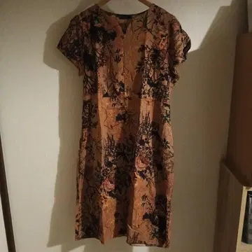 꽃무늬 오렌지 계열 반팔 무릎 기장 원피스