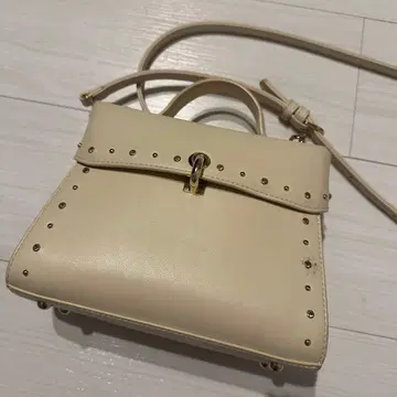 DIANA 스터드 숄더백