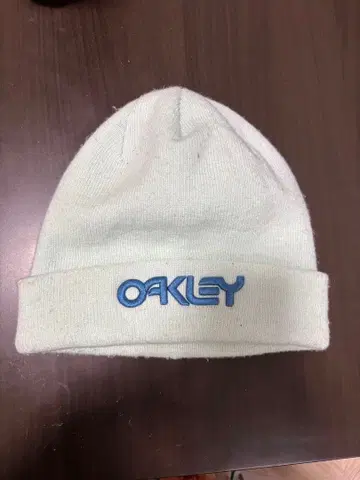 OAKLEY 커스텀 핏 니트 모자 화이트