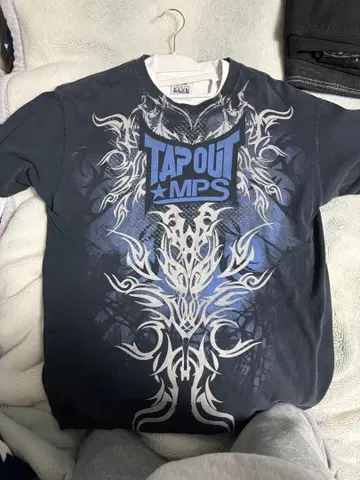 TAPOUT 그래픽 T셔츠 다크 그레이