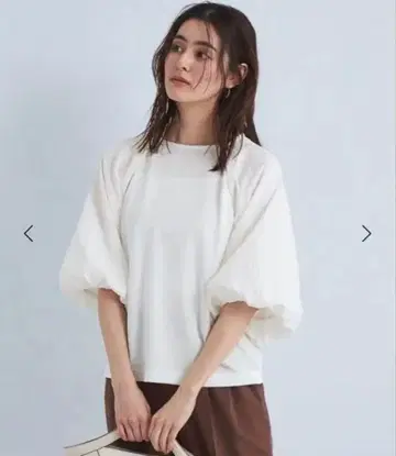 화이트 벌룬 슬리브 오부 소매 상의