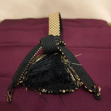 베이지와 남색 태슬이 달린 겉옷 끈