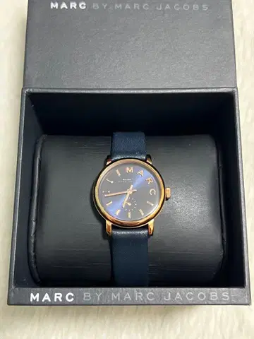 MARC BY MARC JACOBS 네이비 가죽 시계
