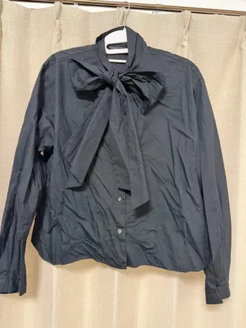 미즈이로 인드 리본 포함 블랙 긴팔 셔츠