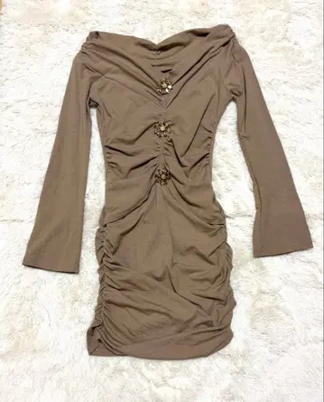 오프숄더 베이지 원피스