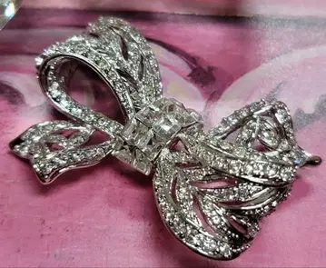 반돔 부티크 리본 브로치