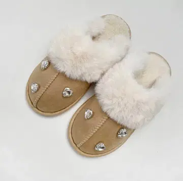 새상품 통굽 무스탕 디스켓 슬립온 하트 비쥬 반짝이 퍼 샌들