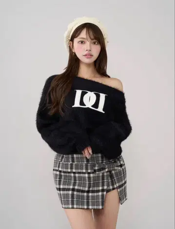 다리치 DD 로고 원숄더 니트탑