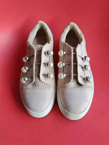 펄 장식 베이지 캐주얼 스니커즈