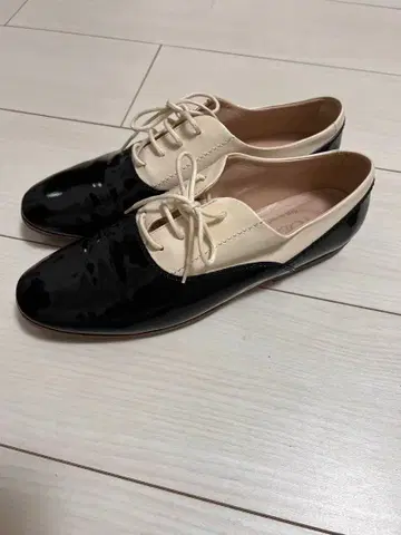 TOD'S 레이스업 에나멜 가죽 블랙 화이트 신발