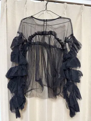 Narcissus 블랙 프릴 상의 F 사이즈