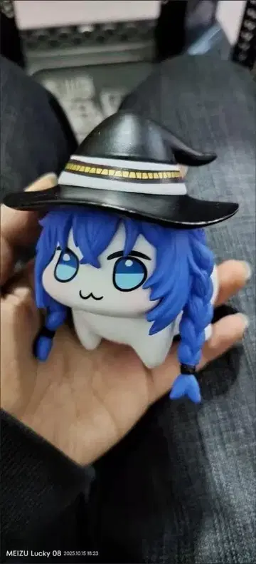 마녀 모자를 쓴 피규어