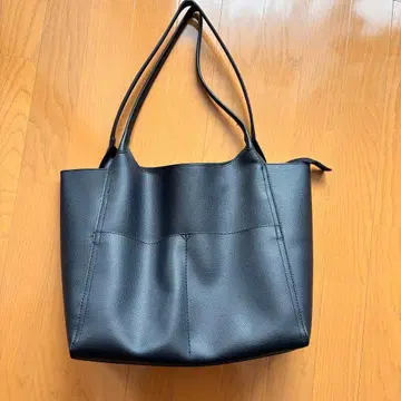 블랙 컬러 토트백 중형 합성 피혁