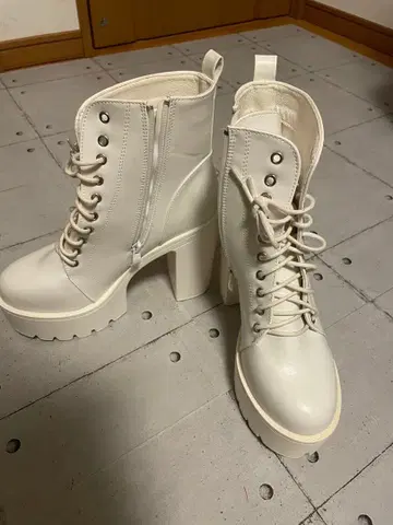 화이트 하이힐 부츠 통굽