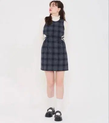 네이비 체크 무늬 슬리브리스 미니 원피스