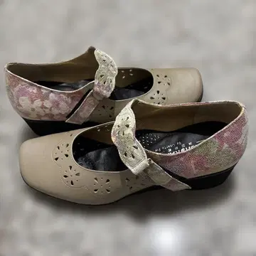 베이지 4E 메리제인 슈즈 꽃무늬 스트랩 23