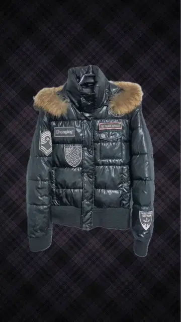 퍼 달린 블랙 다운 자켓