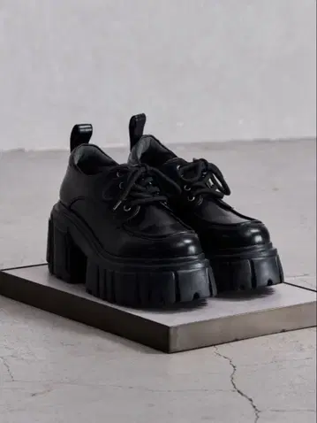 GYDA 레이스업 볼륨 밑창 로퍼